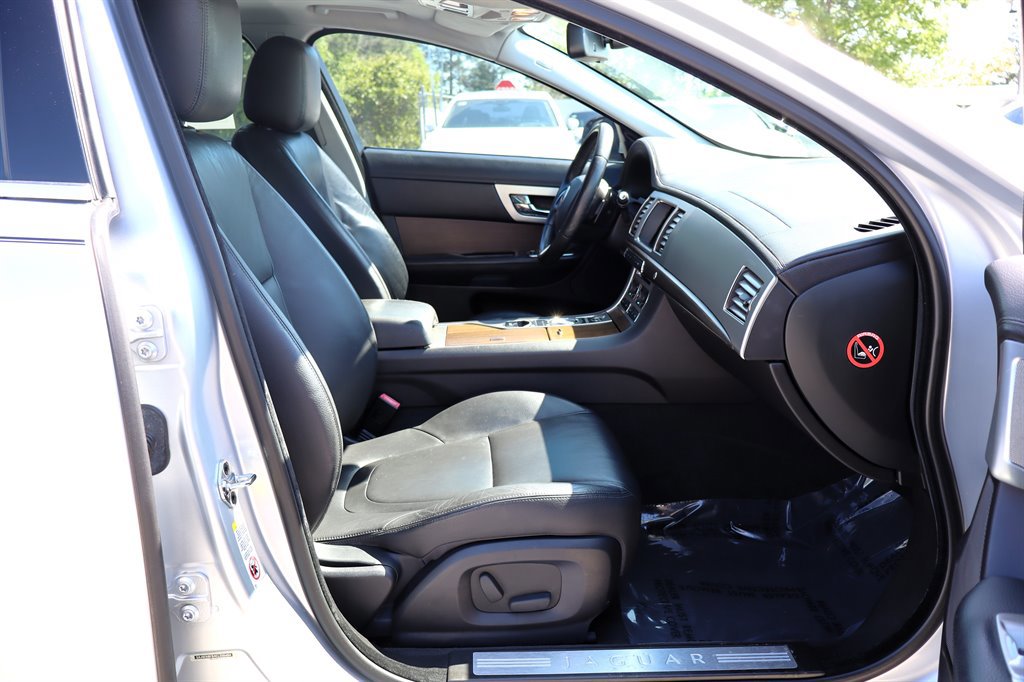 Used 2012 Jaguar XF RWD image 18