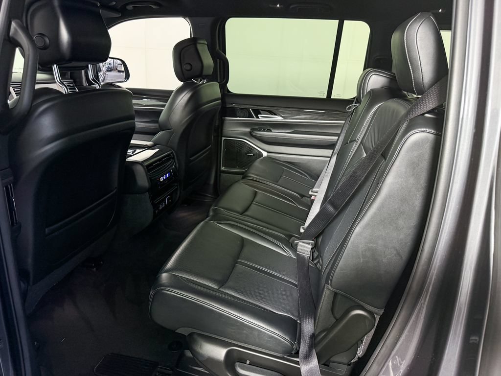 Used 2022 Jeep Wagoneer Series III AWD/4WD image 36