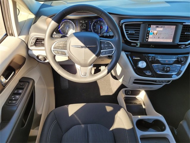 Used 2023 Chrysler Voyager LX image 13