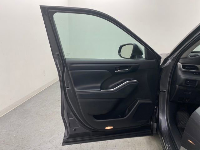 Used 2022 Toyota Highlander XLE image 24
