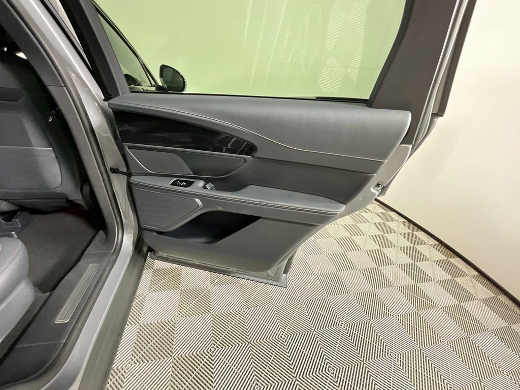 Used 2025 Lincoln Nautilus Premier w/ Jet Appearance Package image 22