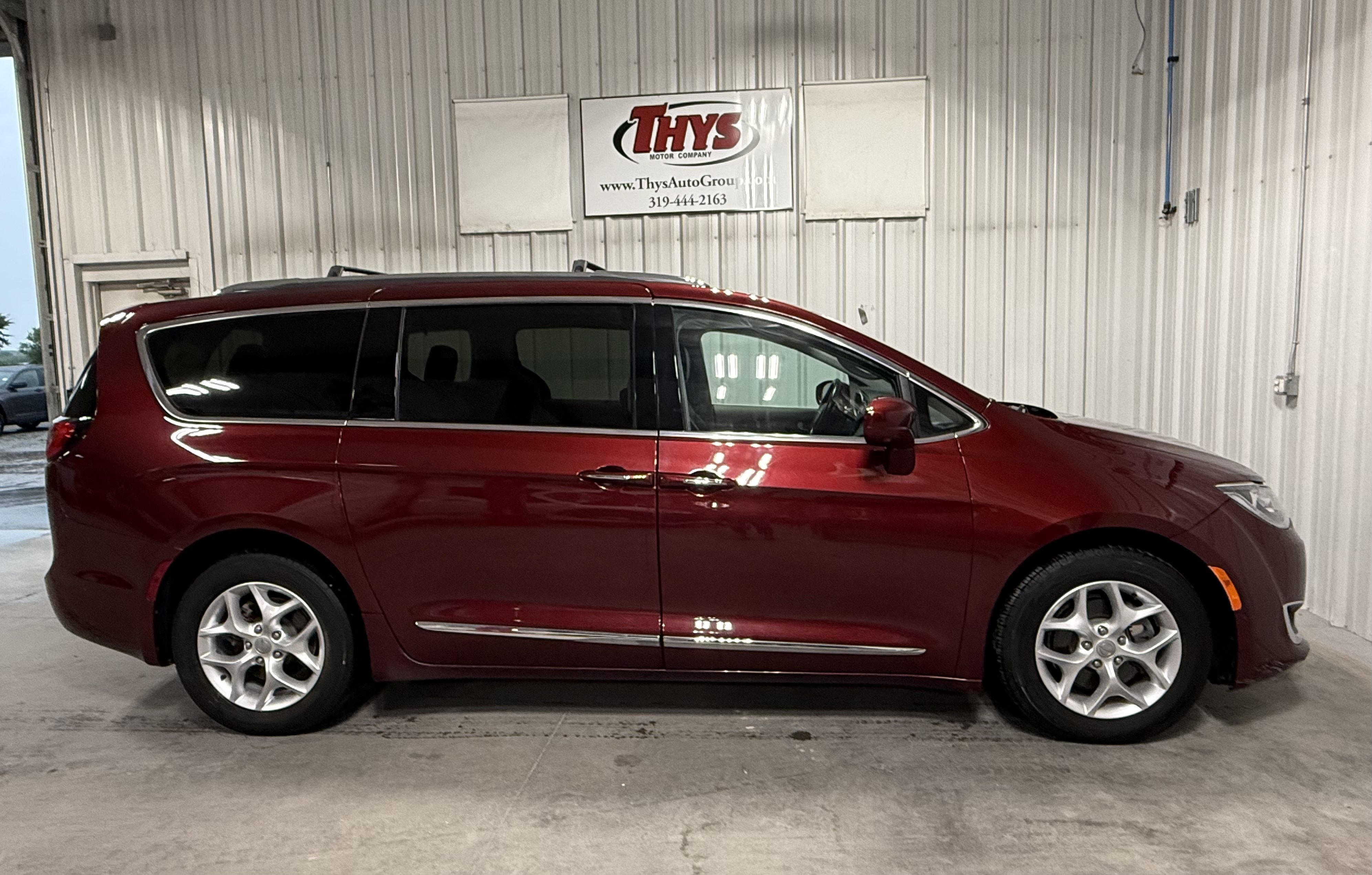 Used 2017 Chrysler Pacifica Touring-L Plus FWD image 2