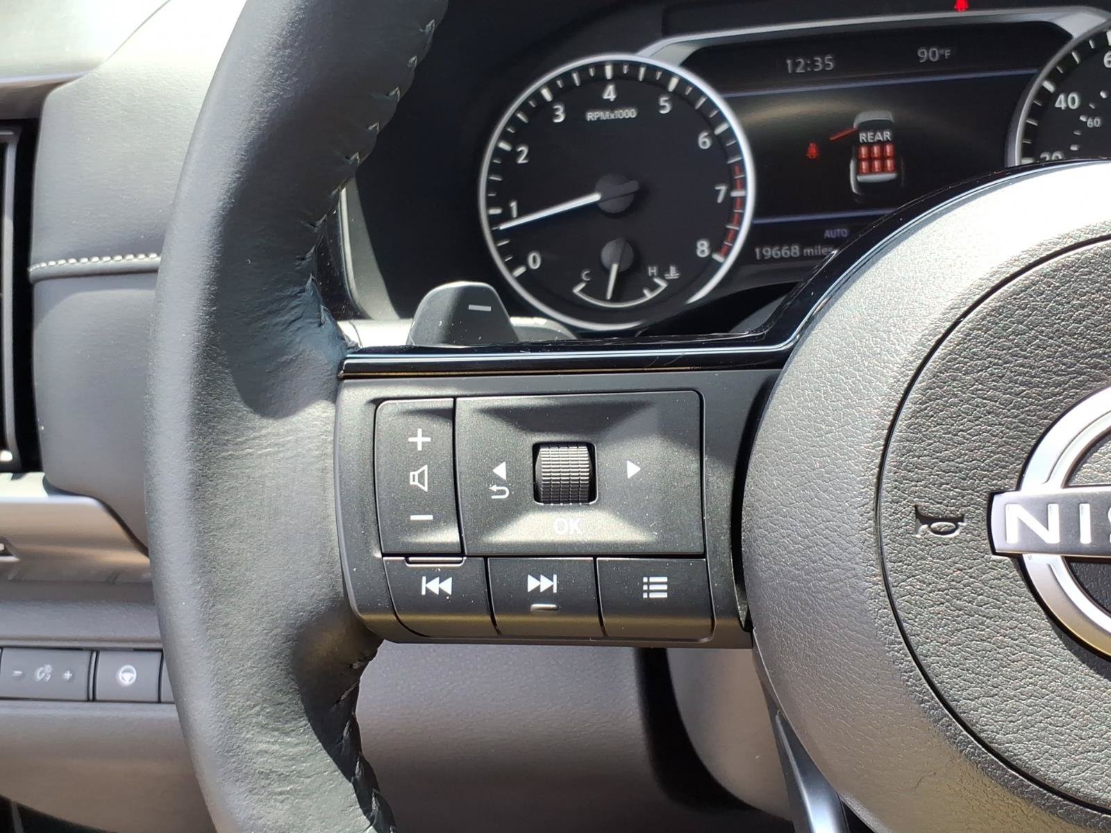 Used 2024 Nissan Pathfinder SL AWD/4WD image 18