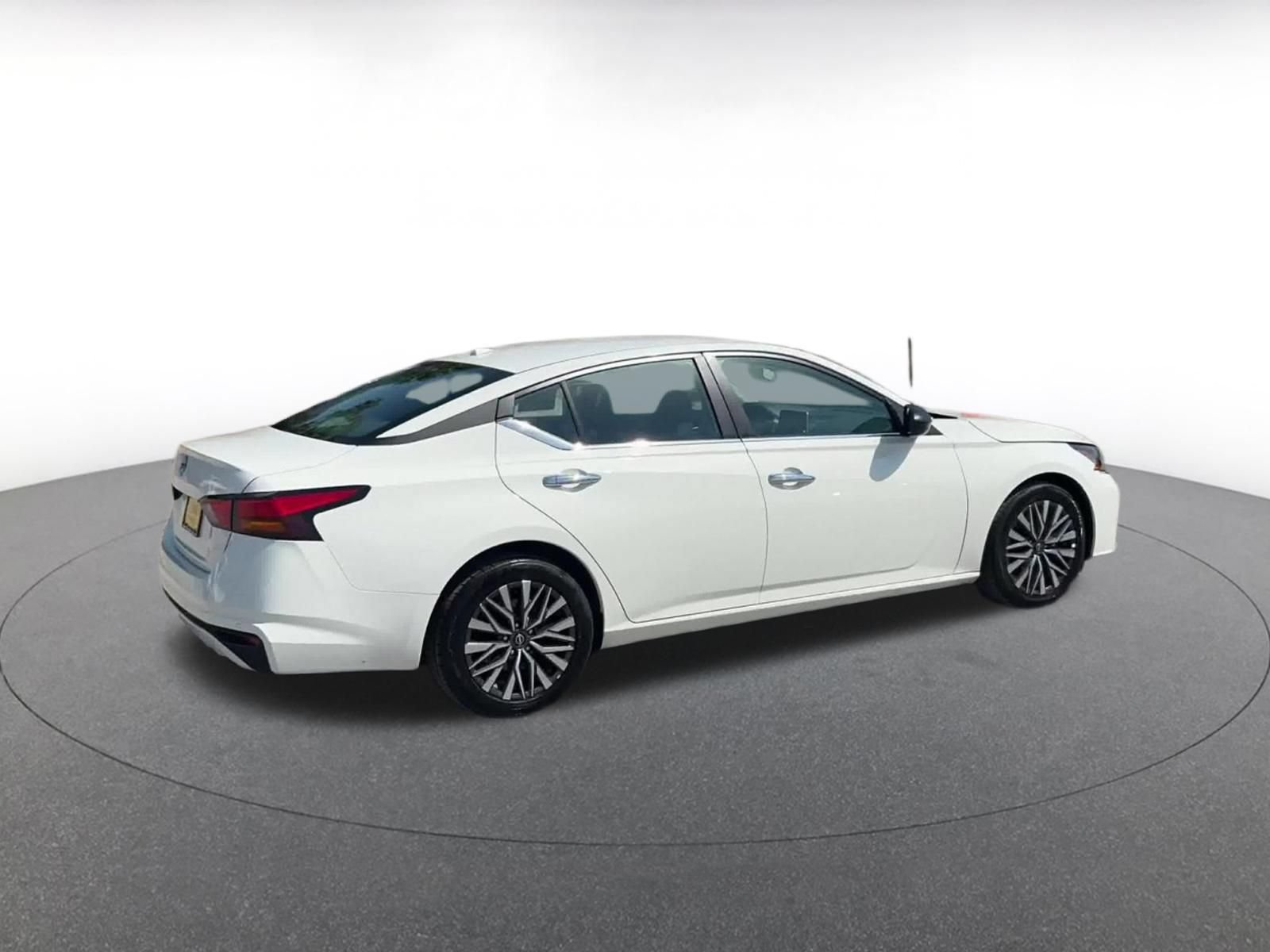Used 2025 Nissan Altima 2.5 SV FWD image 15