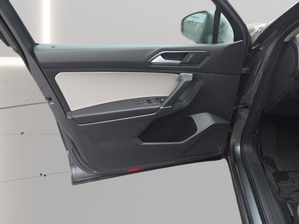 Used 2018 Volkswagen Tiguan SE w/ Panoramic Sunroof Package image 26