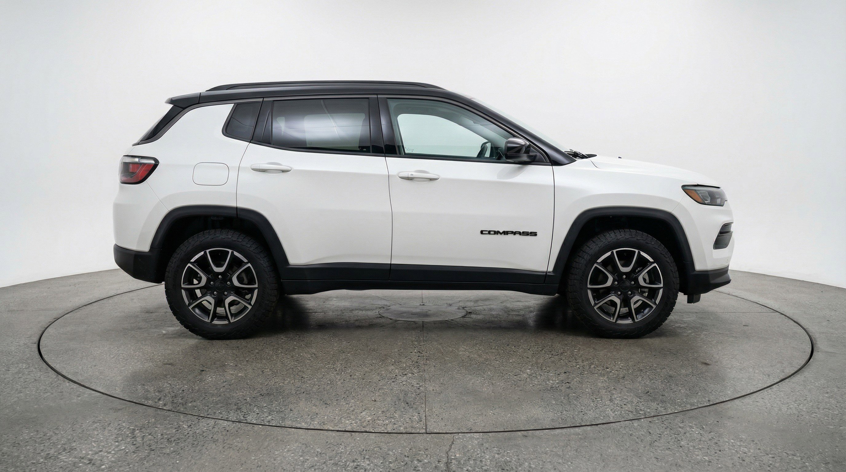 Used 2025 Jeep Compass Trailhawk AWD/4WD image 11