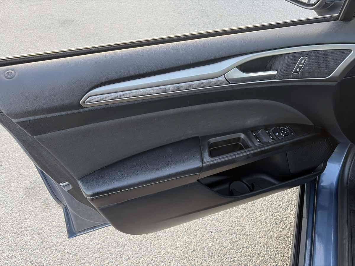 Used 2019 Ford Fusion SE FWD image 7