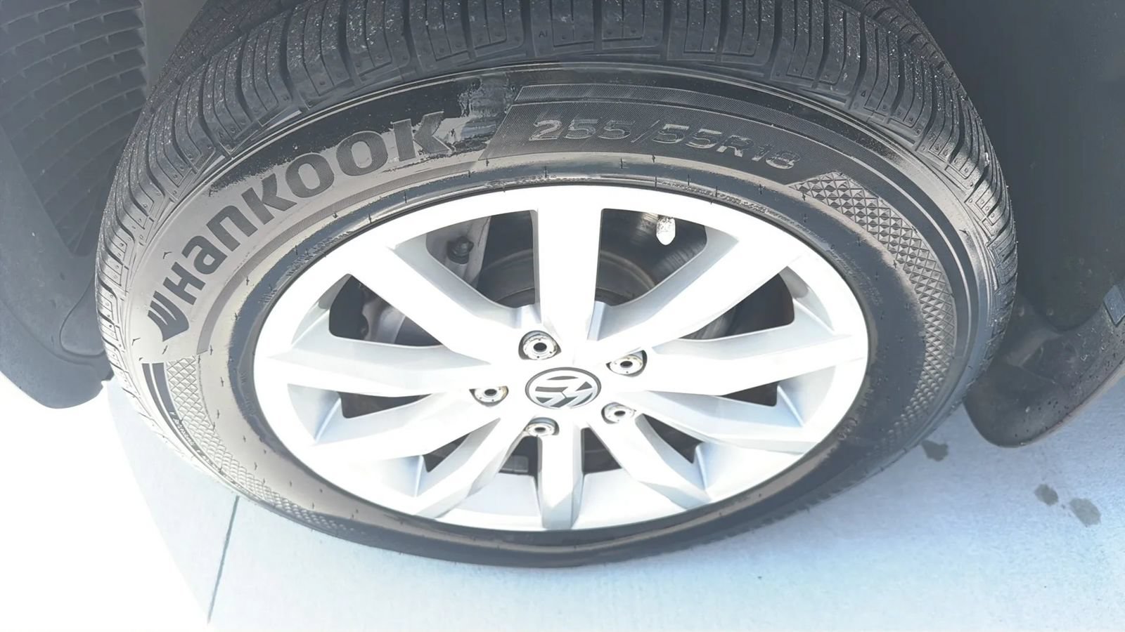 Used 2015 Volkswagen Touareg Sport AWD/4WD image 24