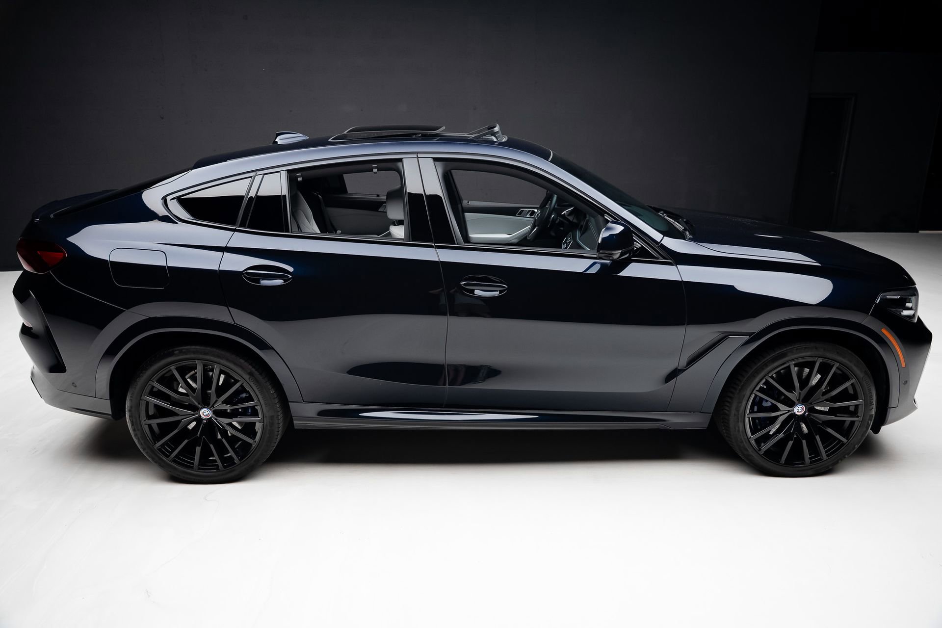Used 2023 BMW X6 M50i w/ Parking Assistance Package AWD/4WD image 35