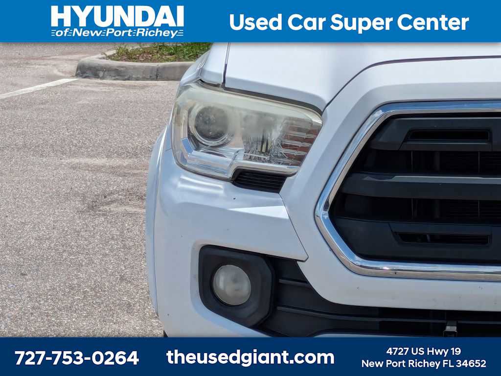 Used 2017 Toyota Tacoma SR5 w/ Tow Package RWD image 9