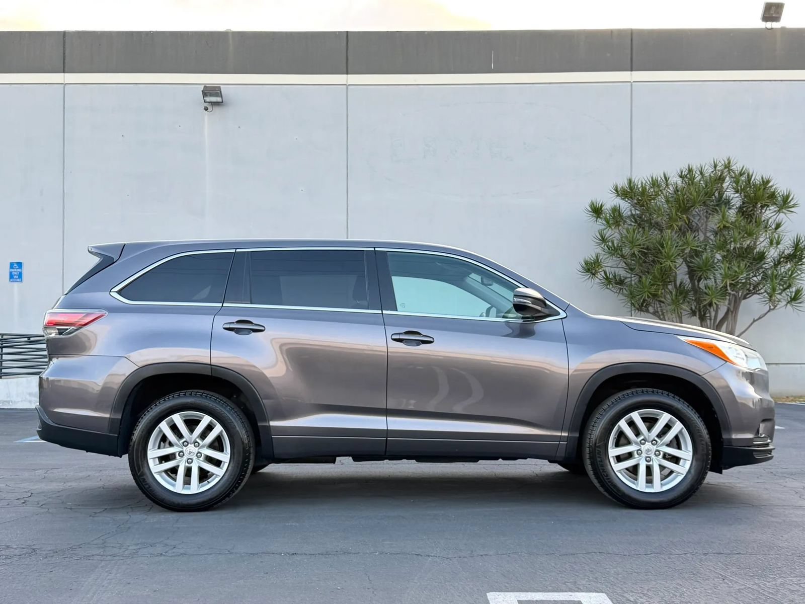 Used 2014 Toyota Highlander LE FWD image 3