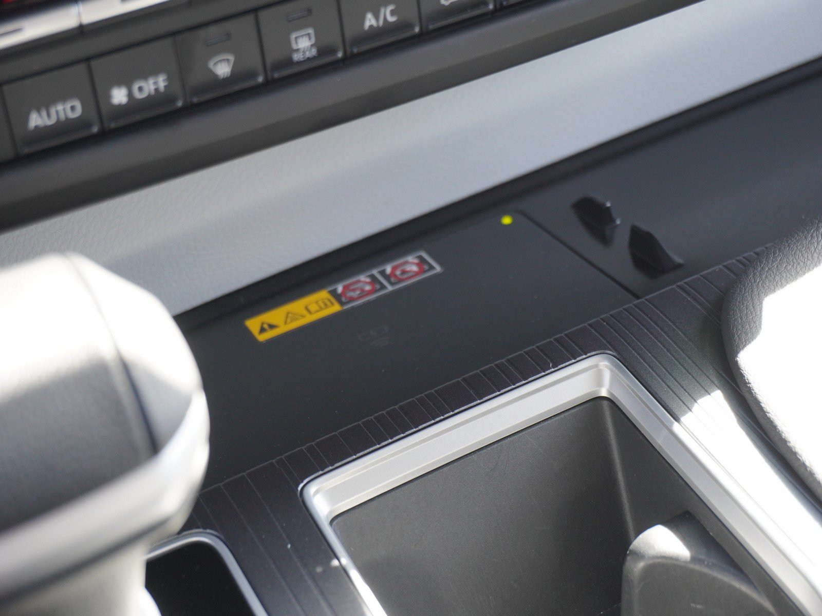 Used 2025 Toyota Sienna XLE w/ XLE Plus Package FWD image 27