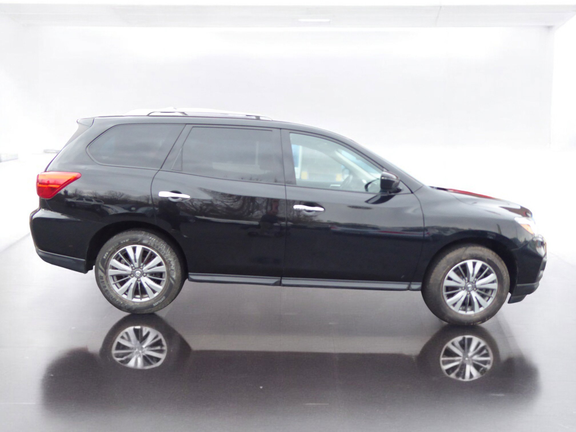 Used 2019 Nissan Pathfinder SV image 6