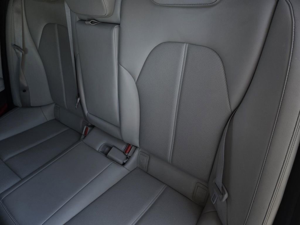 Used 2025 Genesis G70 2.5T AWD/4WD image 11