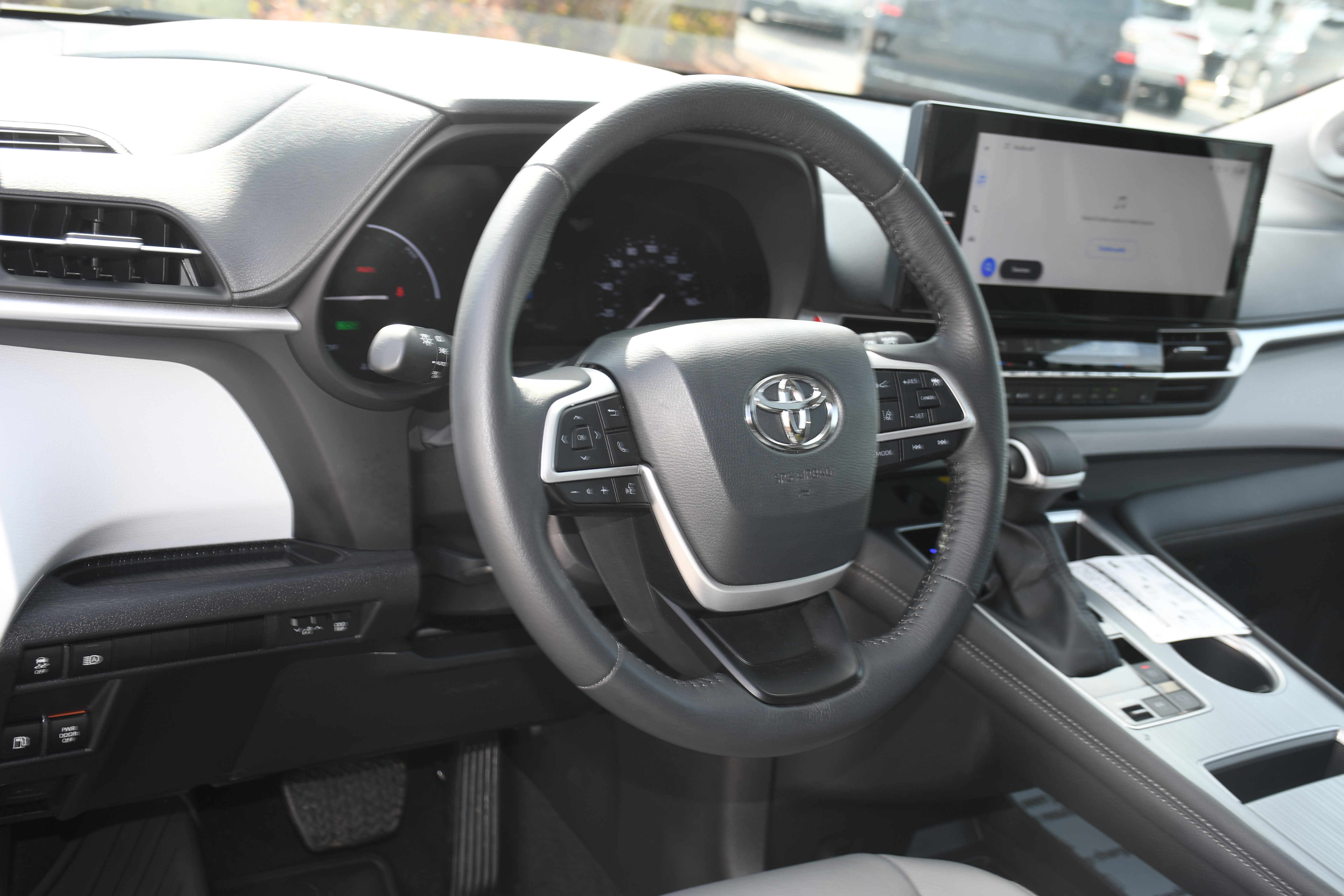 Used 2025 Toyota Sienna XLE w/ XLE Plus Package image 9