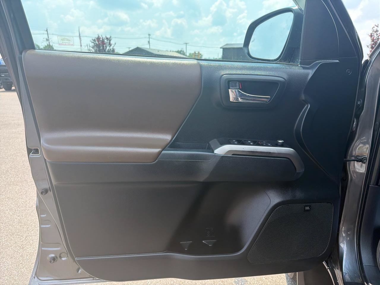 Used 2017 Toyota Tacoma Limited w/ Tow Package AWD/4WD image 8