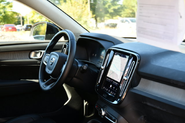 Certified 2025 Volvo XC40 B5 Plus AWD/4WD image 28