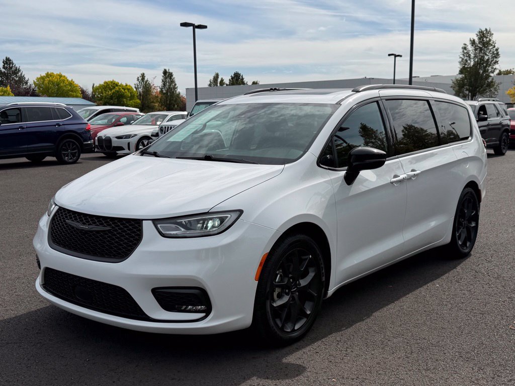Used 2025 Chrysler Pacifica Limited FWD image 4