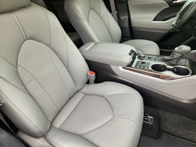 Used 2026 Toyota Highlander Limited image 10