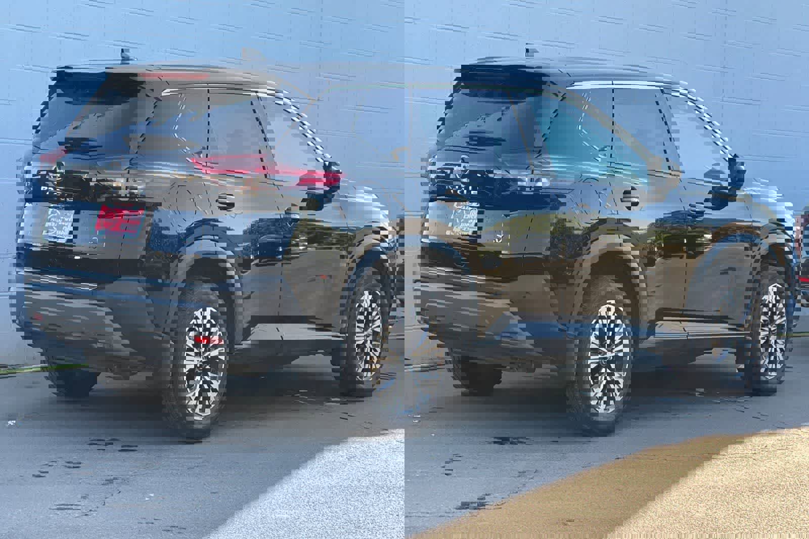 Used 2023 Nissan Rogue SV image 3