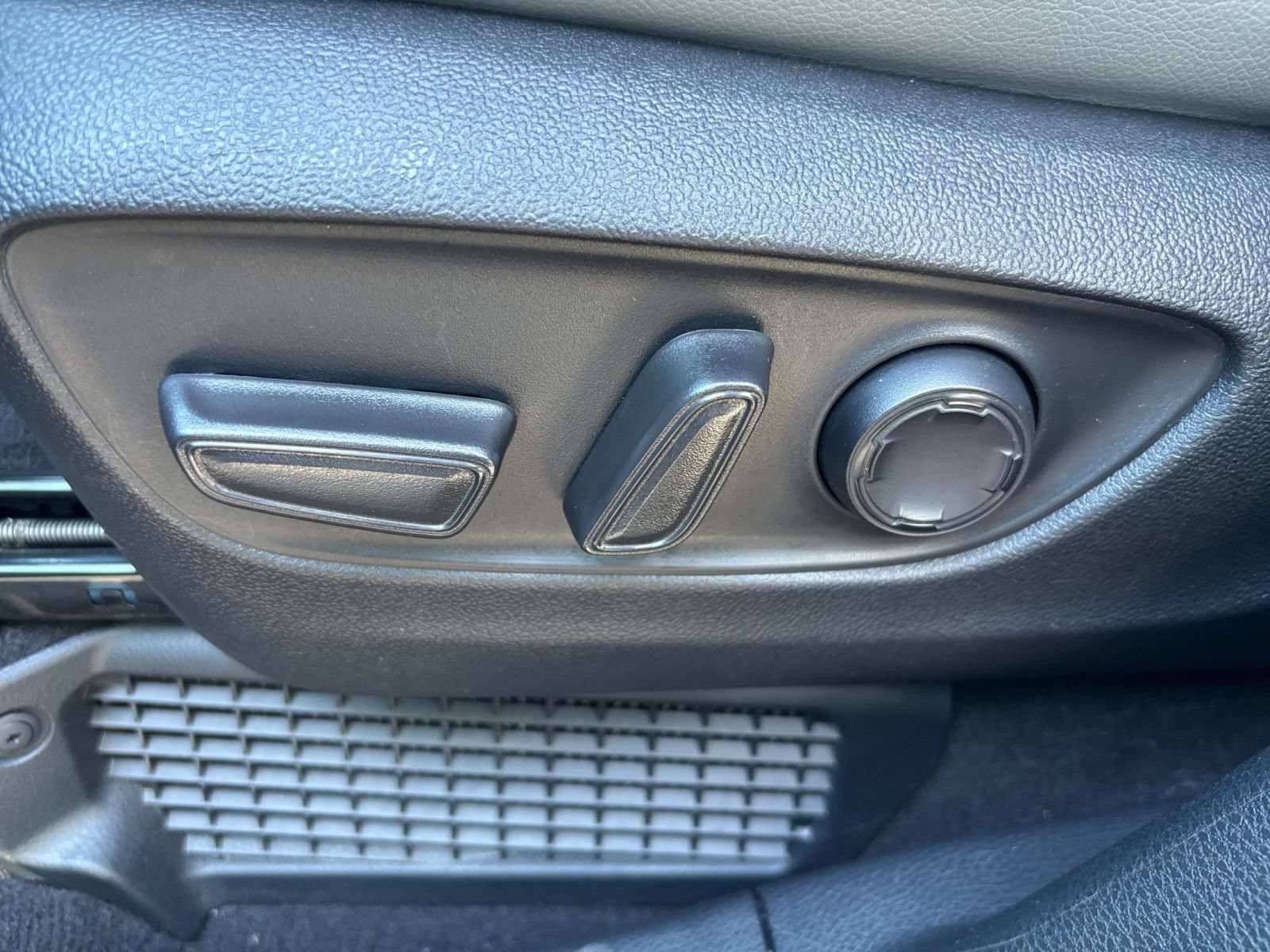 Used 2025 Toyota Sienna XLE FWD image 21