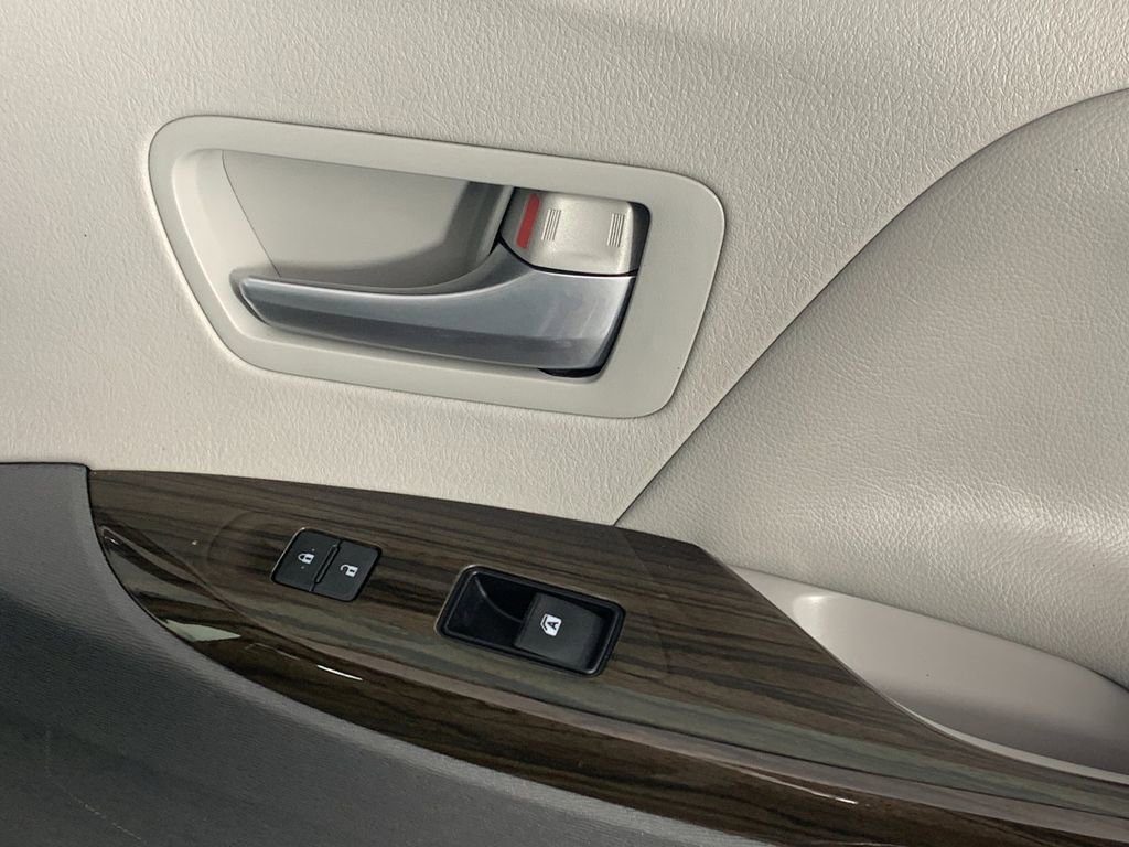 Used 2018 Toyota Sienna XLE Premium image 37