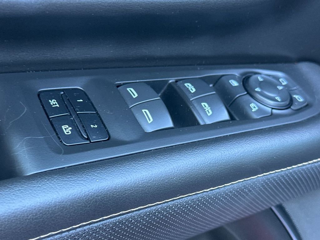 Used 2023 GMC Yukon SLT w/ SLT Premium Package image 11