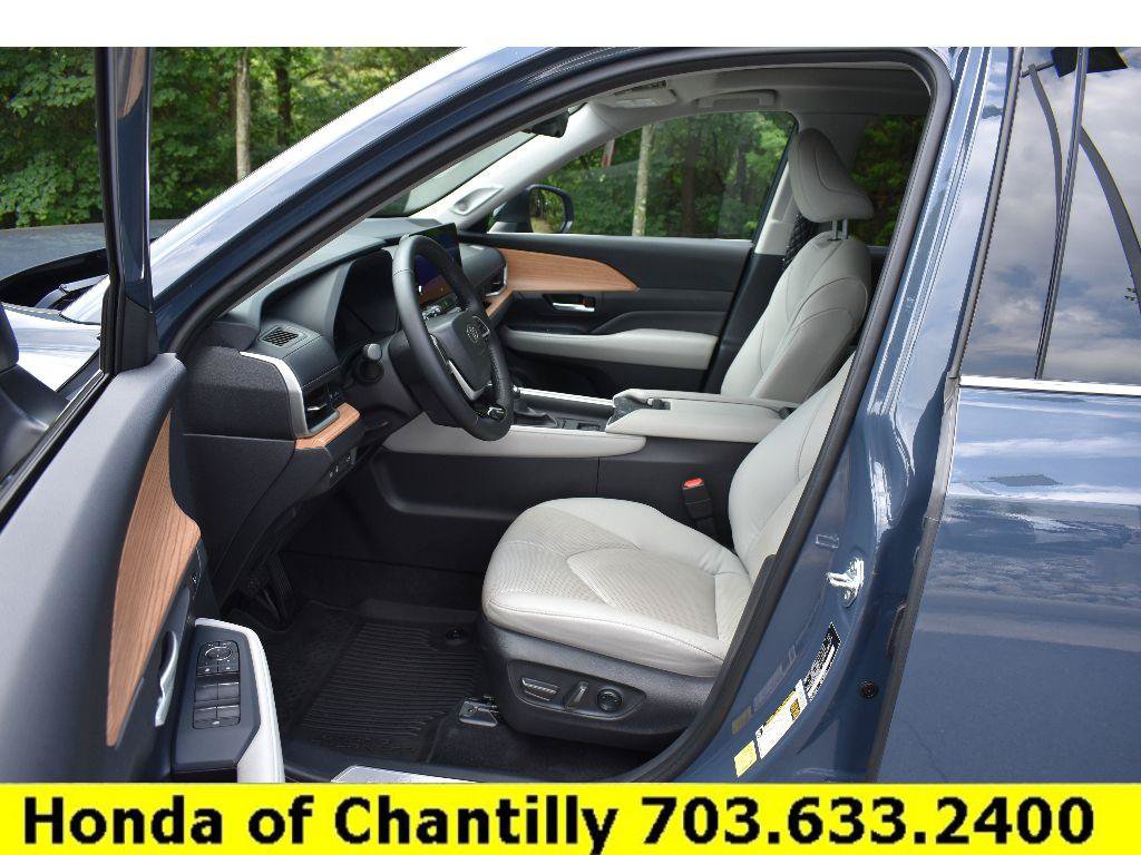 Used 2025 Toyota Grand Highlander AWD image 26