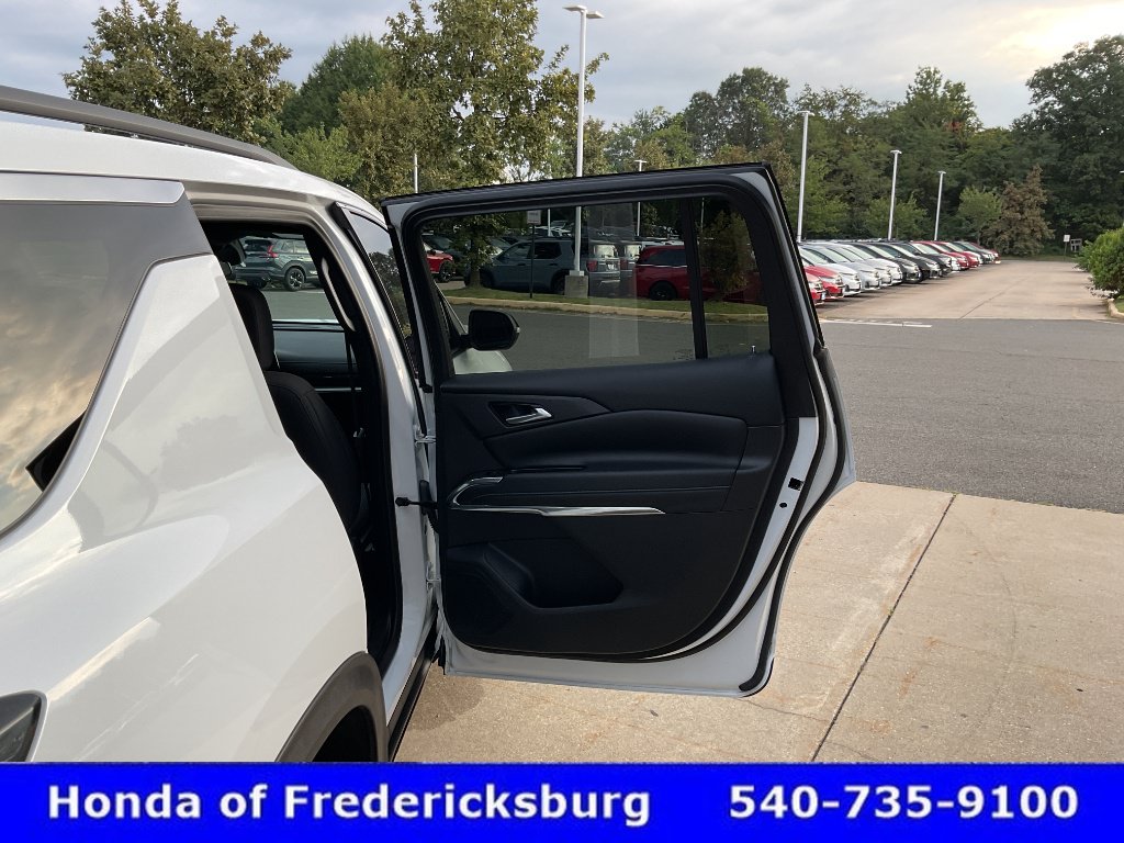 Used 2025 Chevrolet Traverse LT FWD image 17
