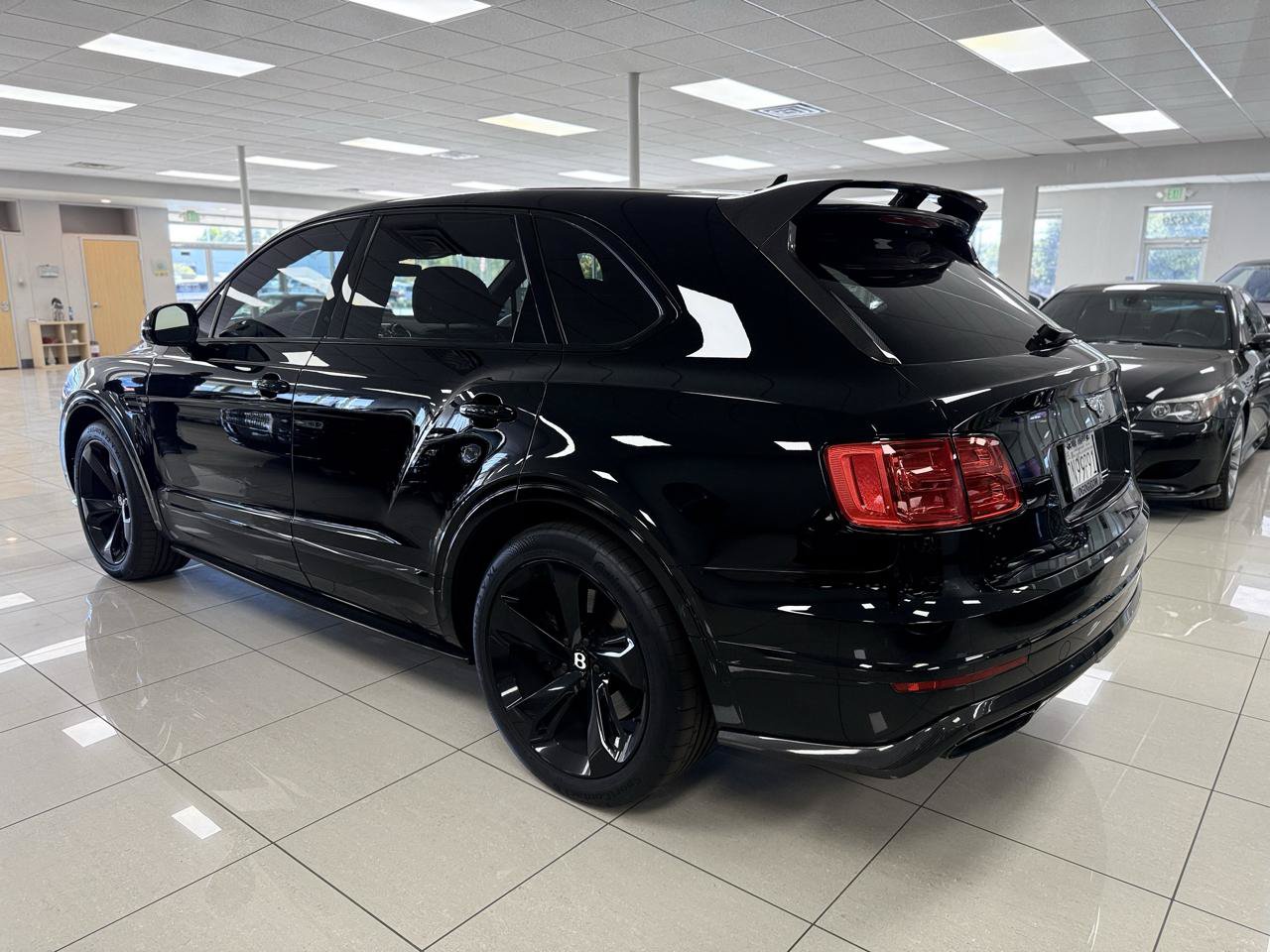 Used 2018 Bentley Bentayga AWD/4WD image 2