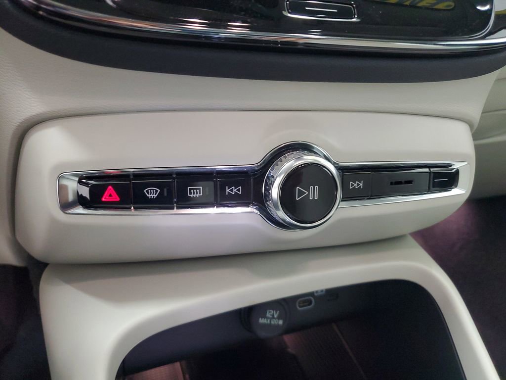 New 2025 Volvo XC40 B5 Plus AWD/4WD image 30