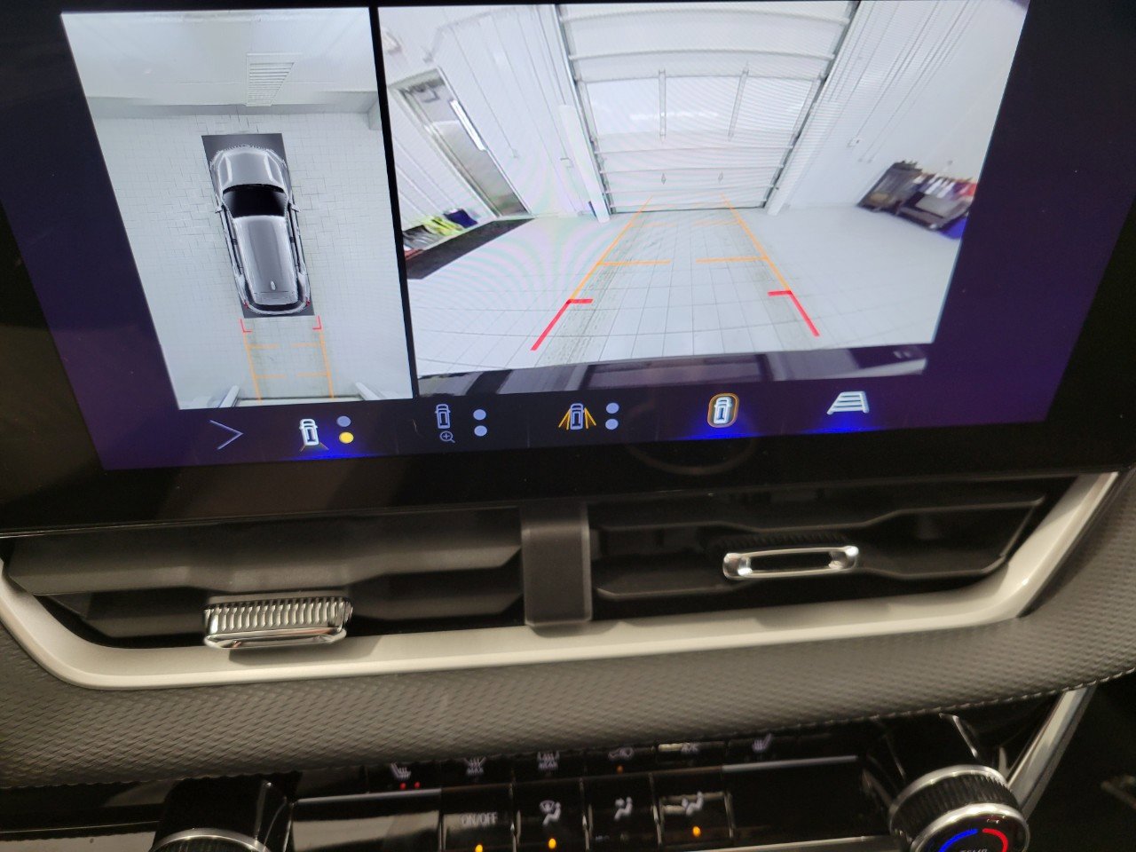 Used 2025 Chevrolet Equinox LT w/ Safety and Technology Package image 14