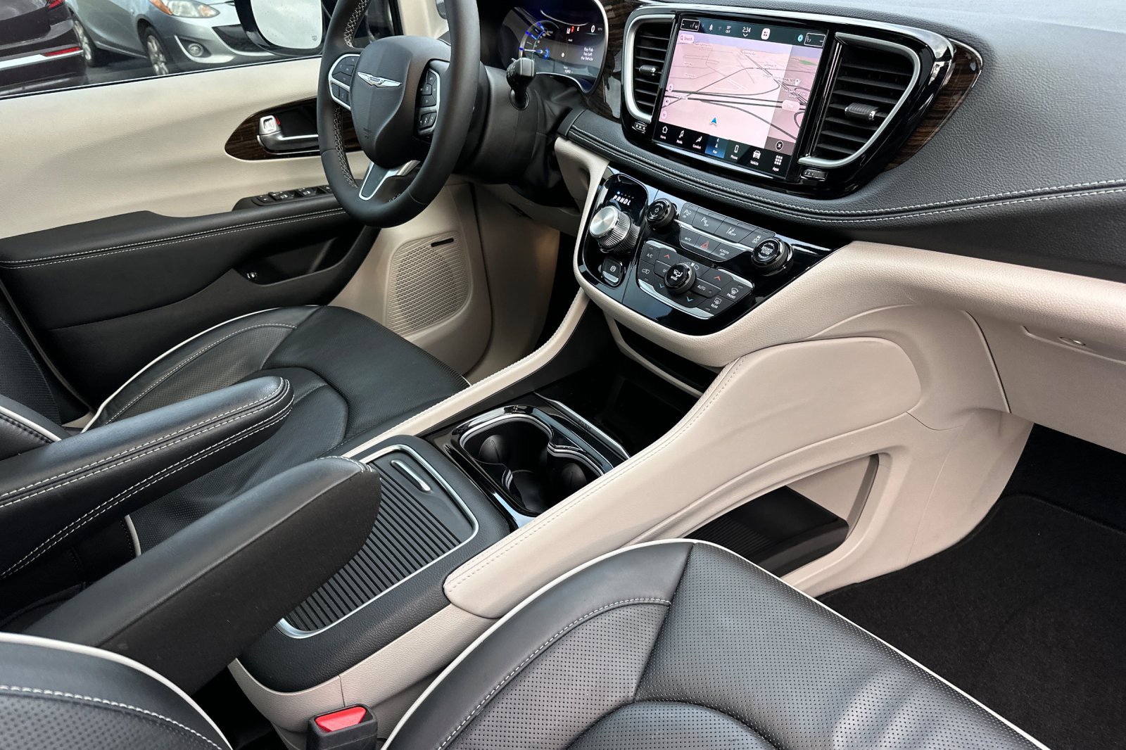 Used 2023 Chrysler Pacifica Limited w/ Uconnect Theater Family Group image 18