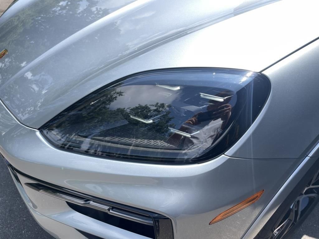 Certified 2025 Porsche Cayenne AWD/4WD image 16