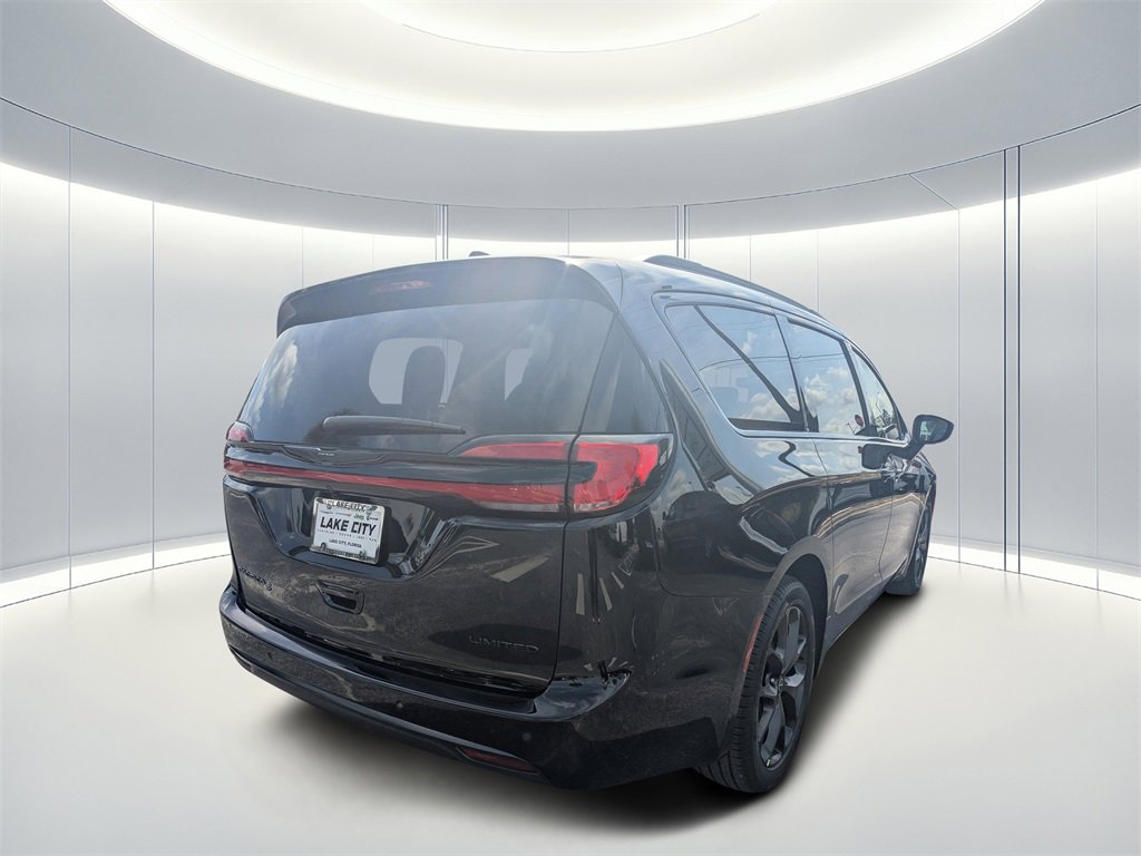 New 2026 Chrysler Pacifica Limited image 4
