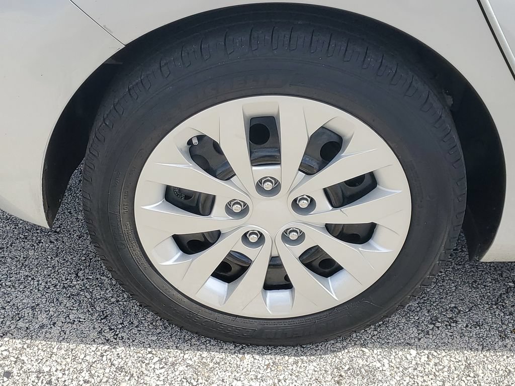 Used 2017 Hyundai Elantra GT FWD image 5