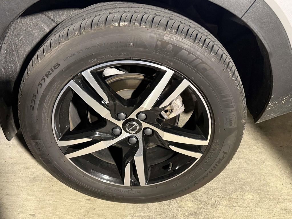 Used 2023 Volvo XC40 B5 Plus w/ Driver Assist Package AWD/4WD image 5