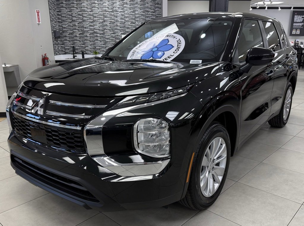 New 2026 Mitsubishi Outlander ES image 3