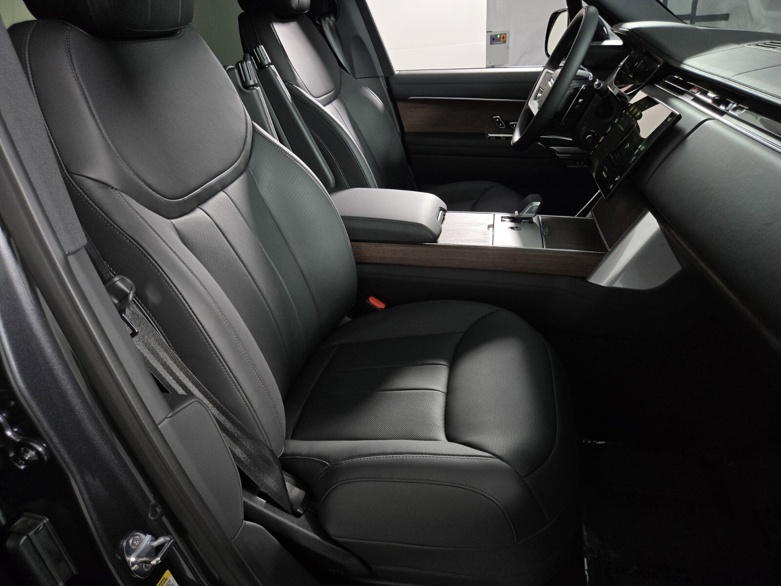 New 2025 Land Rover Range Rover SE image 3