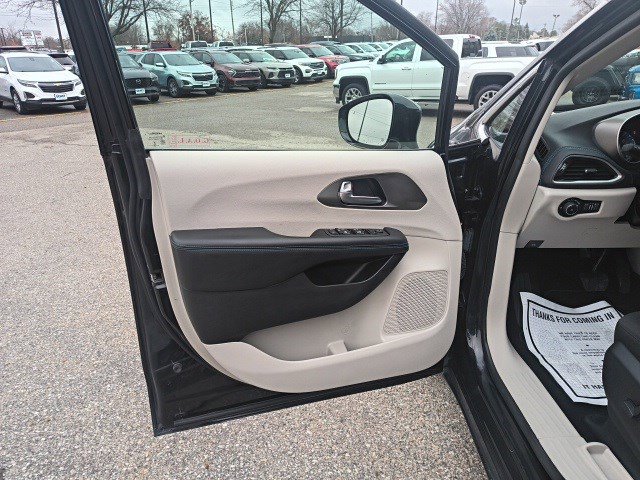 Used 2021 Chrysler Pacifica Touring image 10
