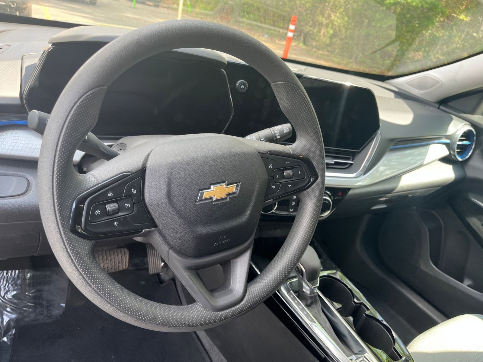 Used 2025 Chevrolet Trax LT image 27