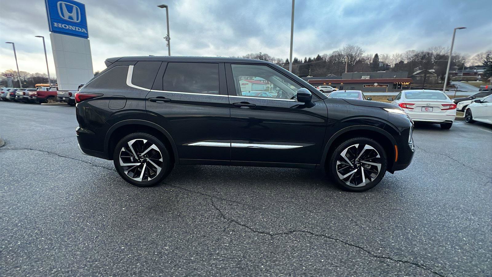 Used 2024 Mitsubishi Outlander SE image 3