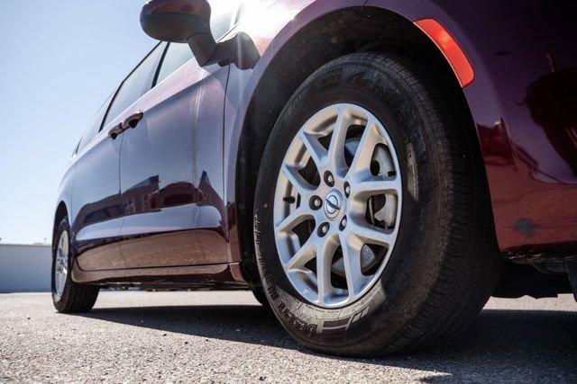 Used 2023 Chrysler Voyager LX FWD image 11