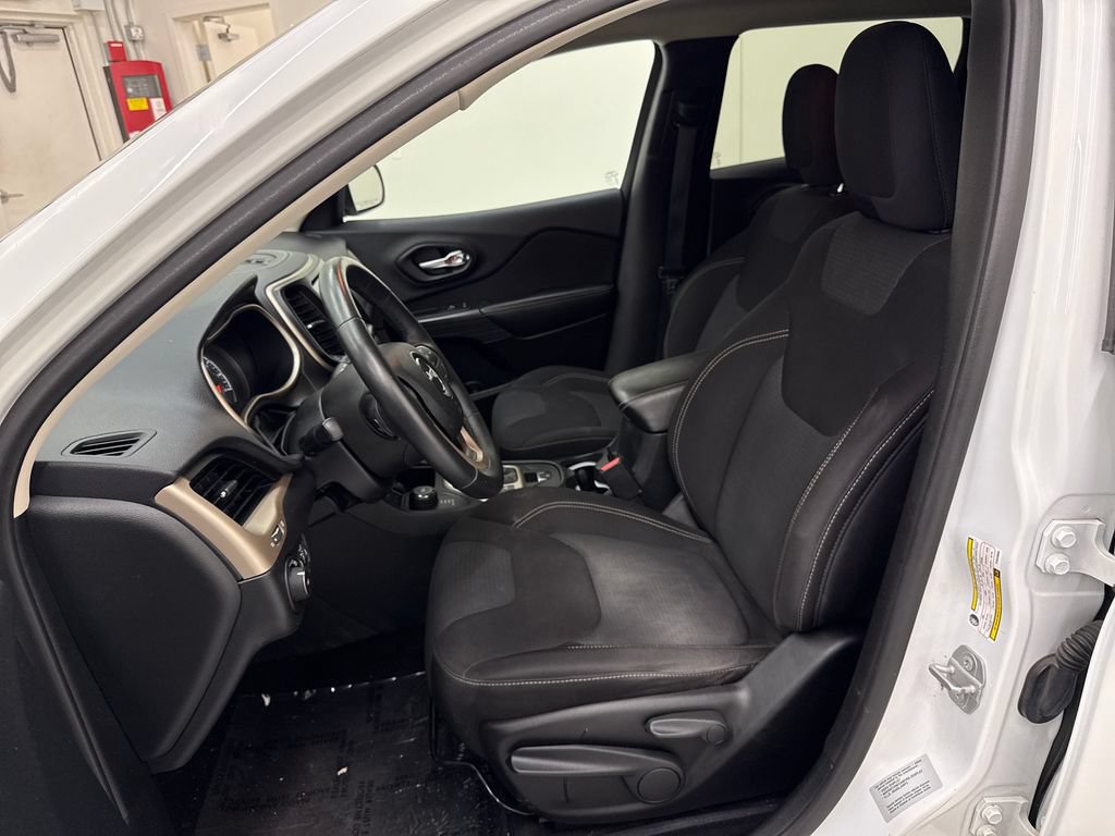 Used 2015 Jeep Cherokee Latitude w/ Cold Weather Group AWD/4WD image 13