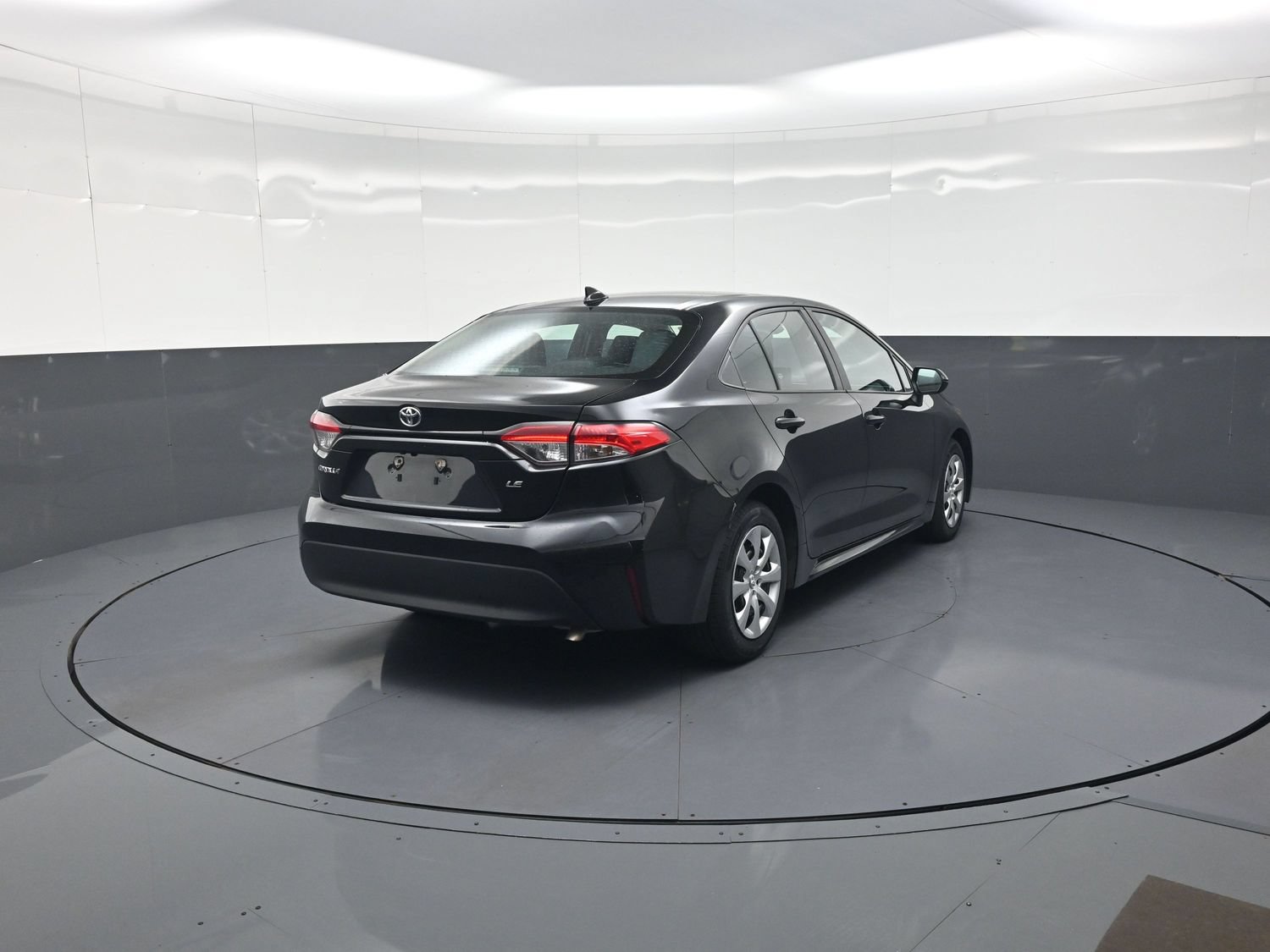 Used 2023 Toyota Corolla LE FWD image 3