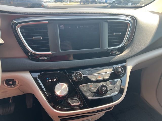 Used 2023 Chrysler Voyager LX image 14