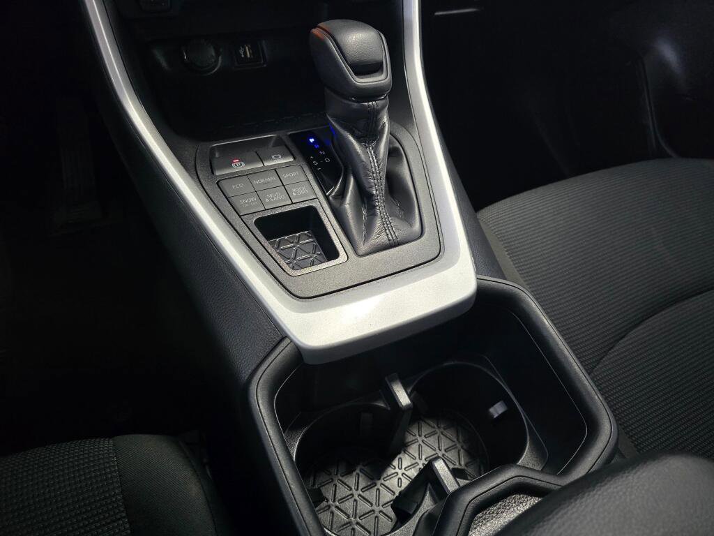 Used 2025 Toyota RAV4 LE image 32