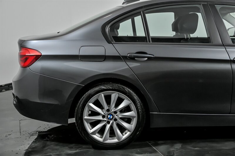 Used 2018 BMW 320i xDrive Sedan image 11