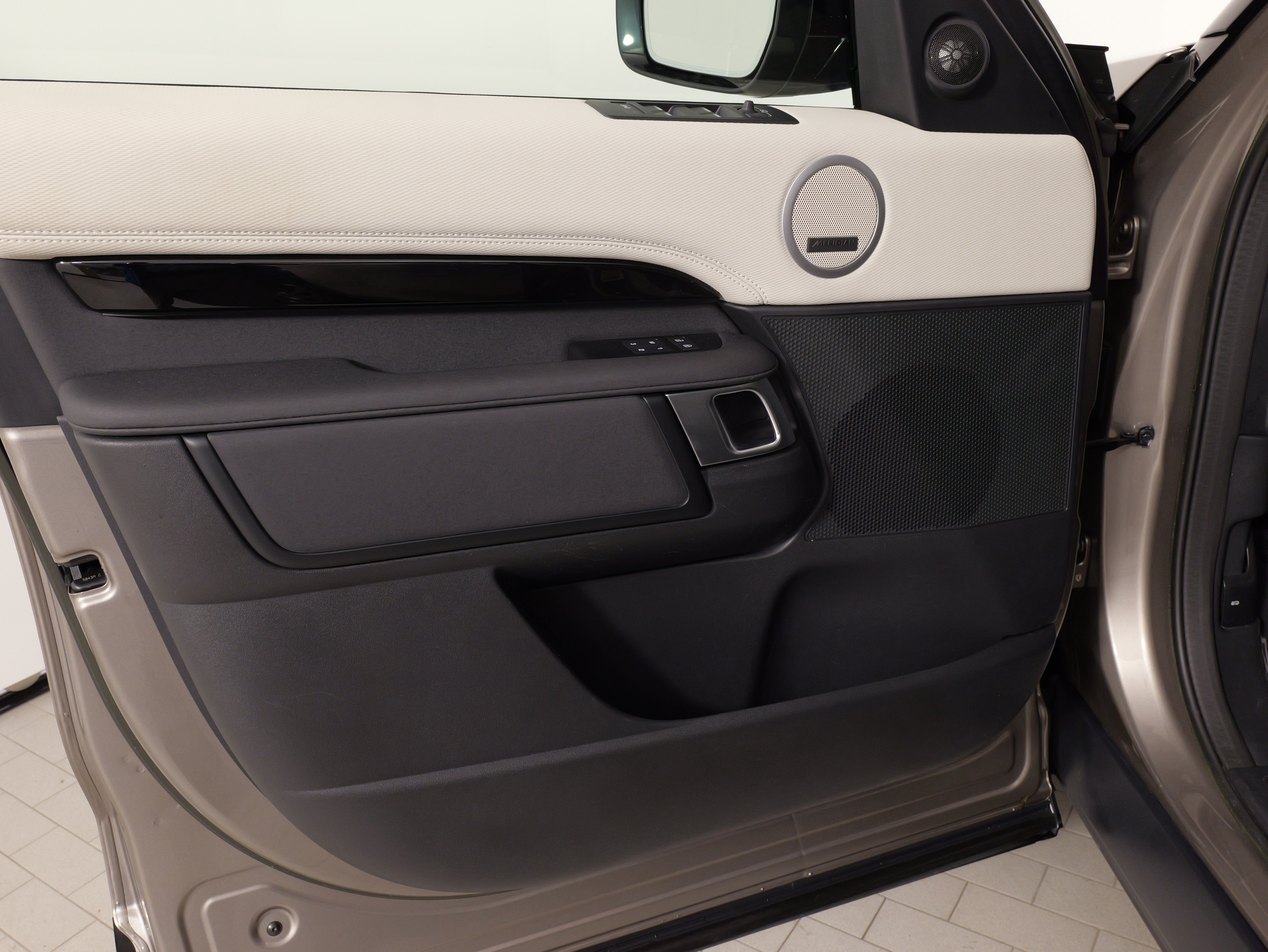 Used 2023 Land Rover Discovery S R-Dynamic AWD/4WD image 28
