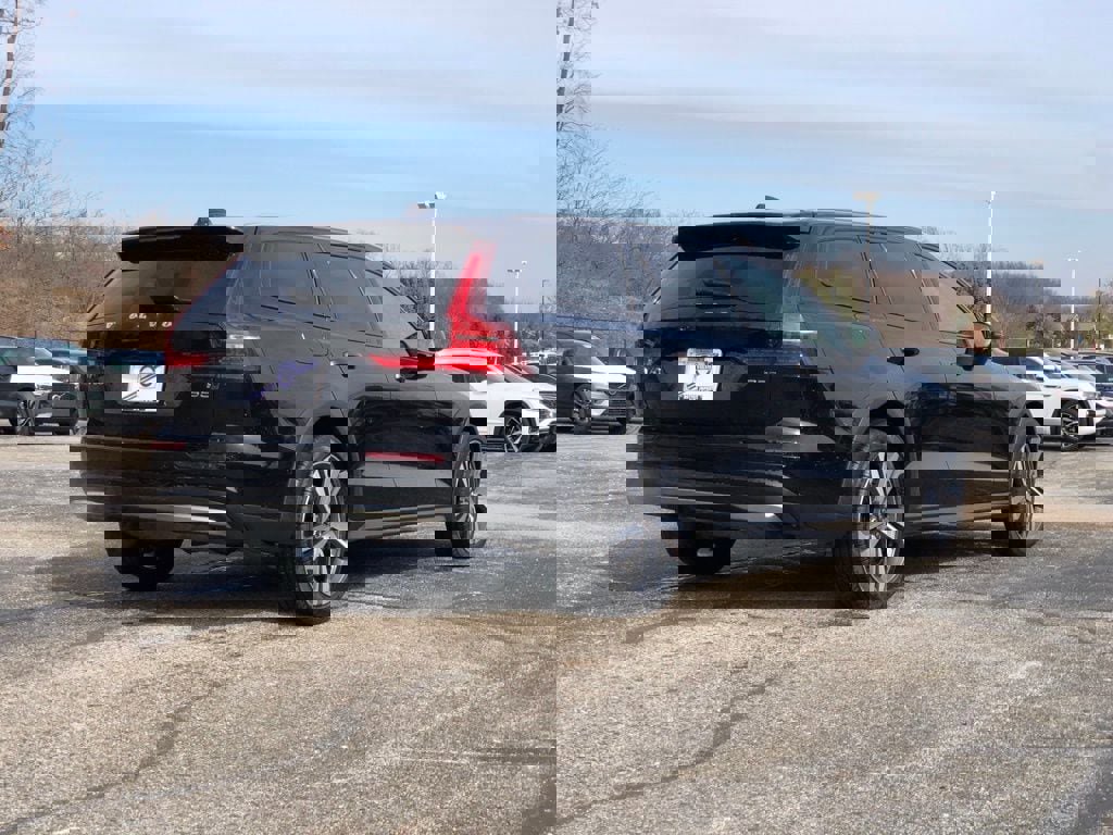 Used 2025 Volvo V60 B5 Cross Country Plus image 7